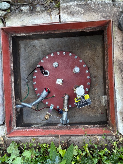 Huber Tankservice bietet die Sanierung von Erdtank-Deckeln. Beispiel 1