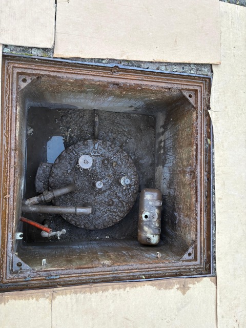 Huber Tankservice bietet die Sanierung von Erdtank-Deckeln. Beispiel 2