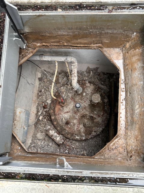 Huber Tankservice bietet die Sanierung von Erdtank-Deckeln. Beispiel 5